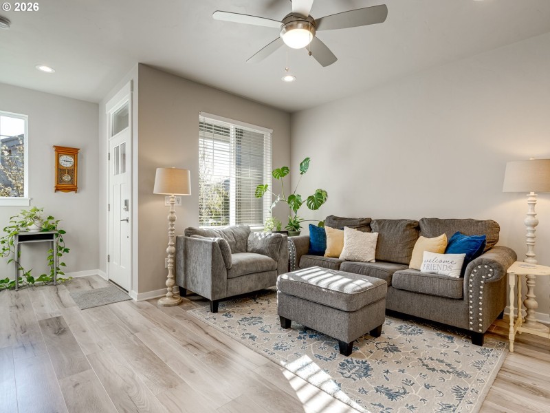 Living Room/Entrance
