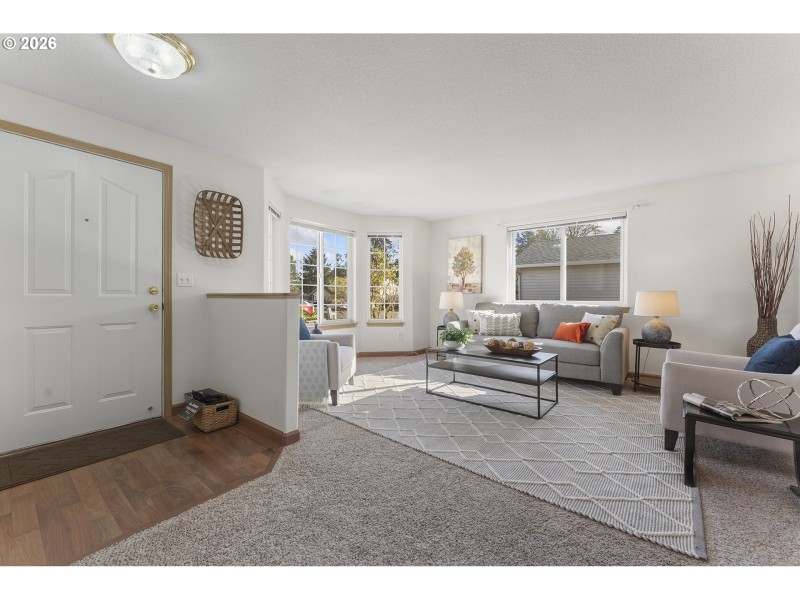 Living Room/Entrance