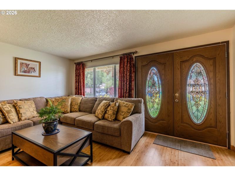 Living Room/Entrance