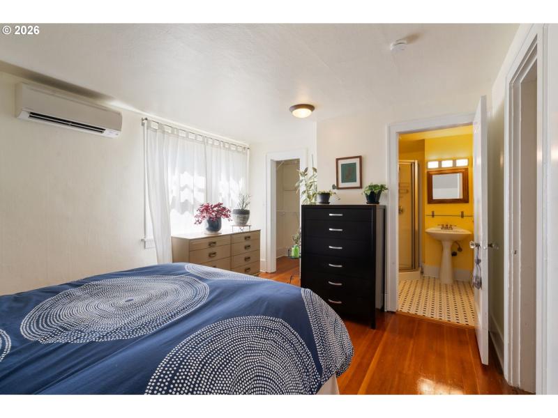 Bedroom, Primary