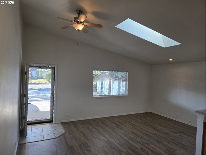 Living Room/Entrance