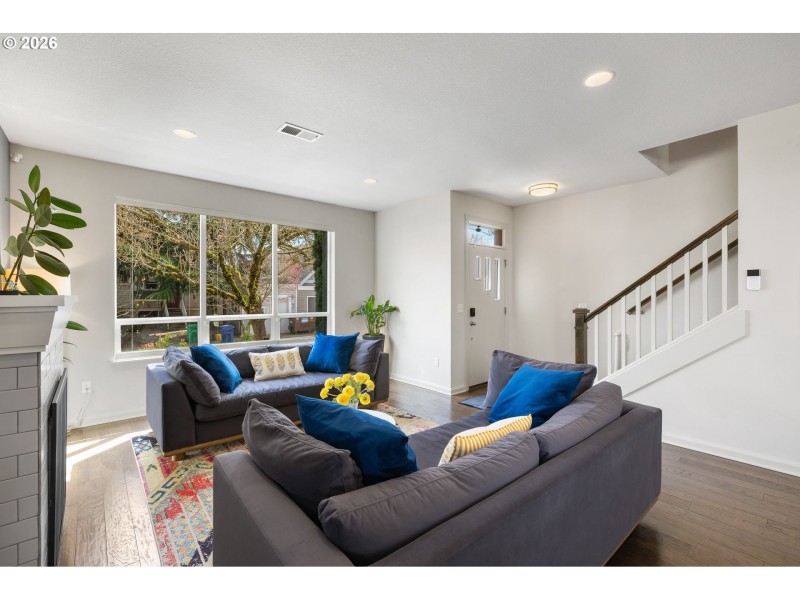 Living Room/Entrance