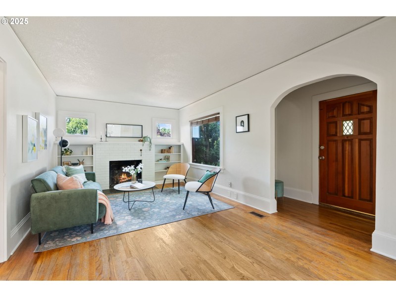 Living Room/Entrance