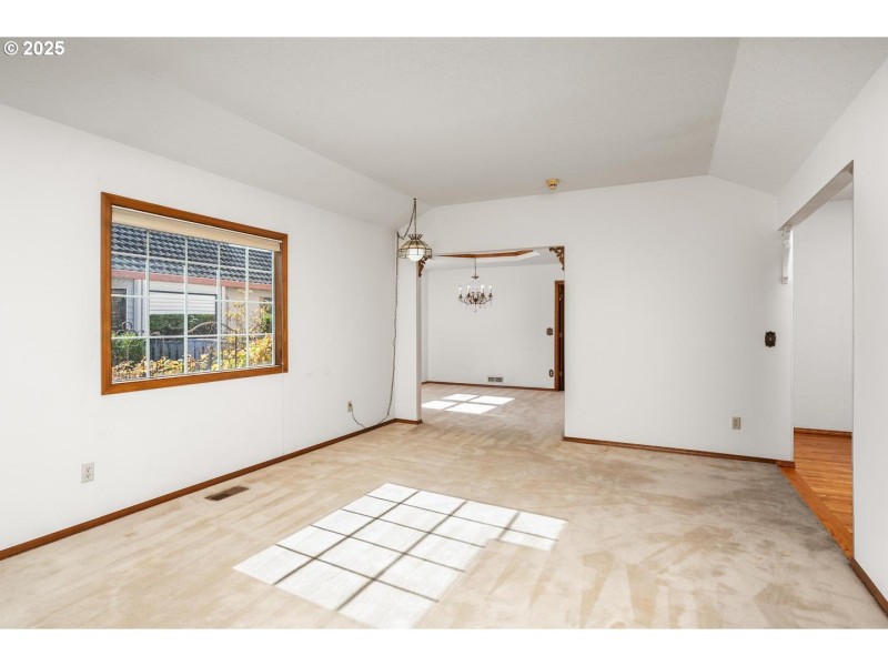 Living Room/Entrance