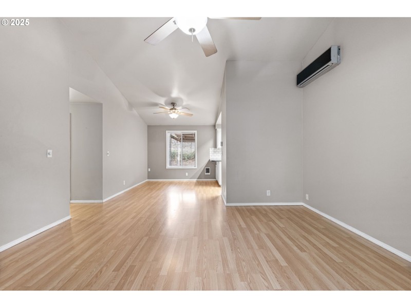 Living Room/Entrance