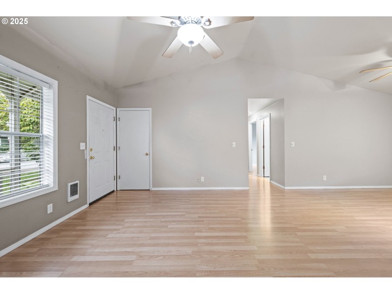 Living Room/Entrance