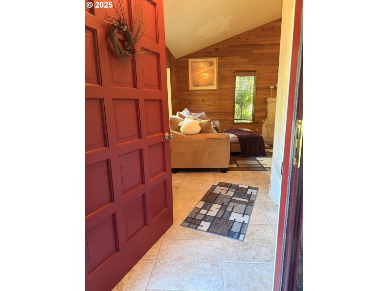 Living Room/Entrance