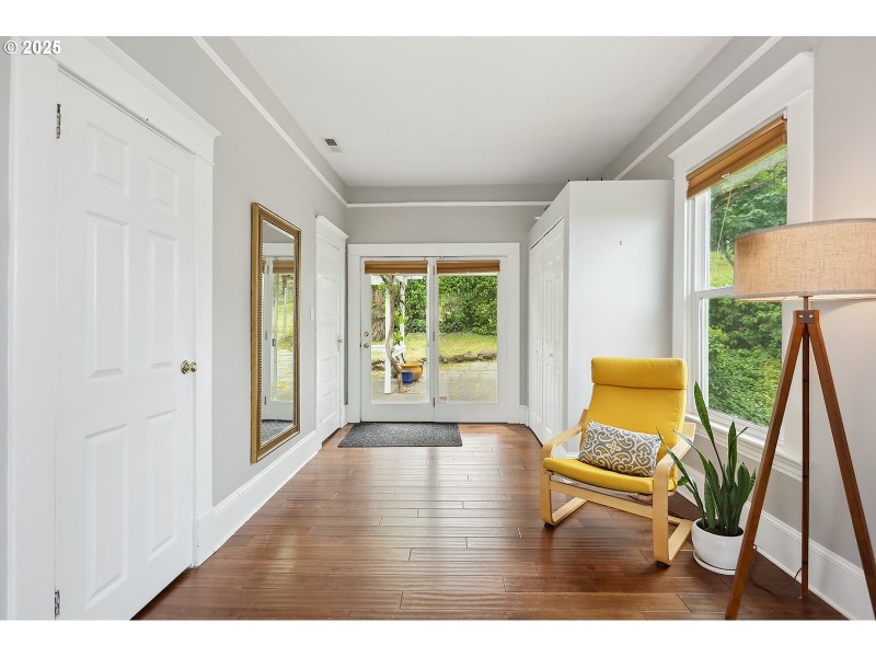 Living Room/Entrance