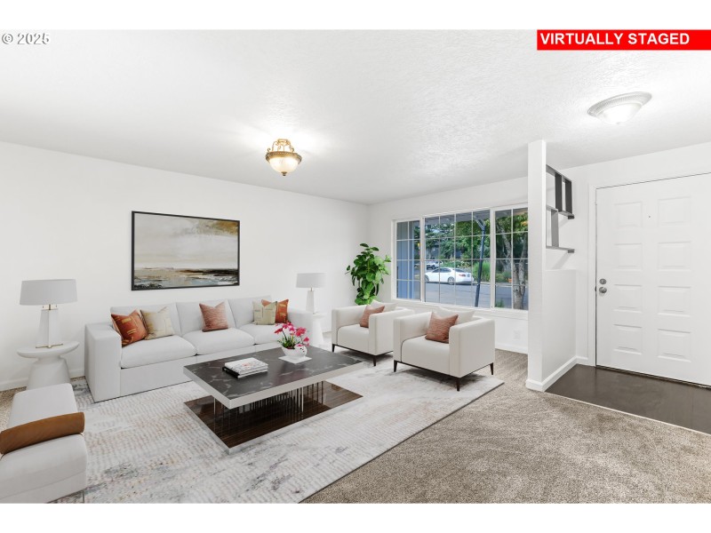 Living Room/Entrance
