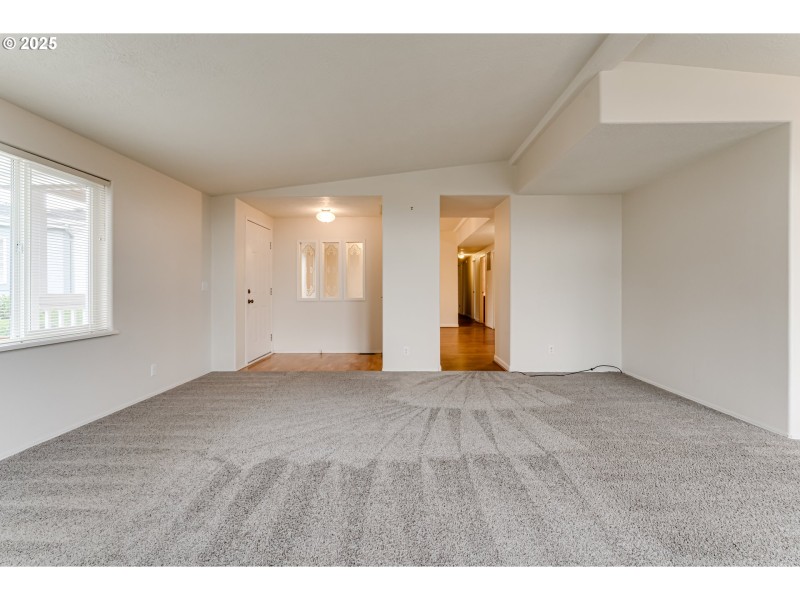 Living Room/Entrance