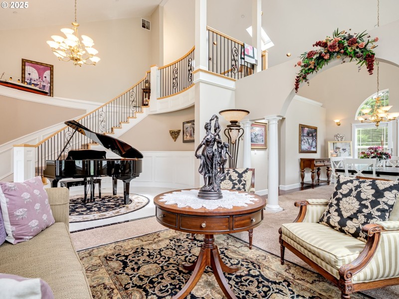 Living Room/Entrance