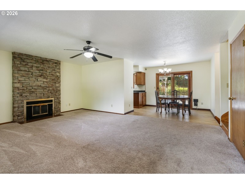 Living Room/Entrance