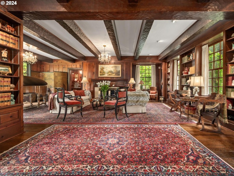 Living Room/Entrance