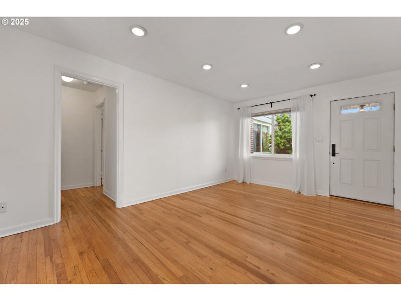 Living Room/Entrance