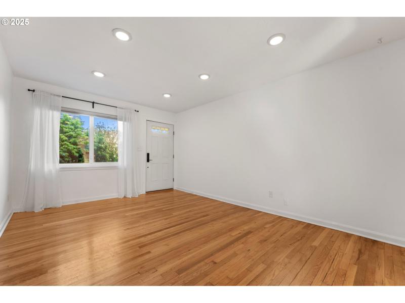 Living Room/Entrance