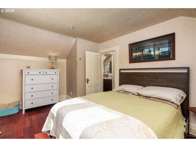 Bedroom, Primary