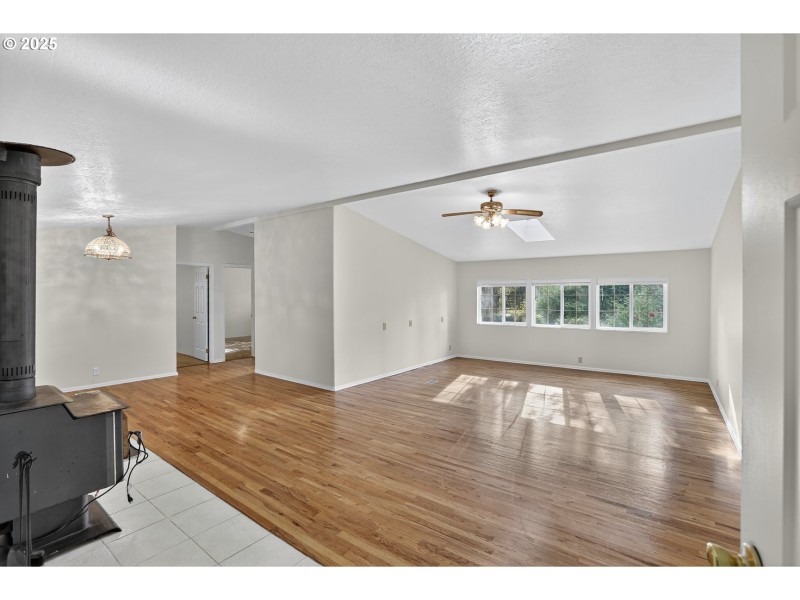 Living Room/Entrance