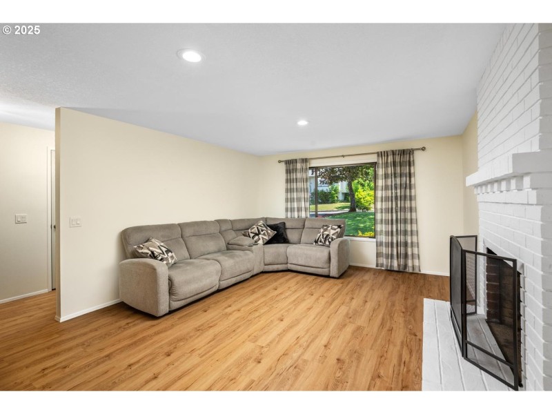 Living Room/Entrance