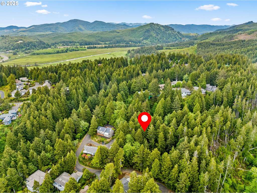 504 Beaver Pond LN, GlenedenBeach, OR 97388