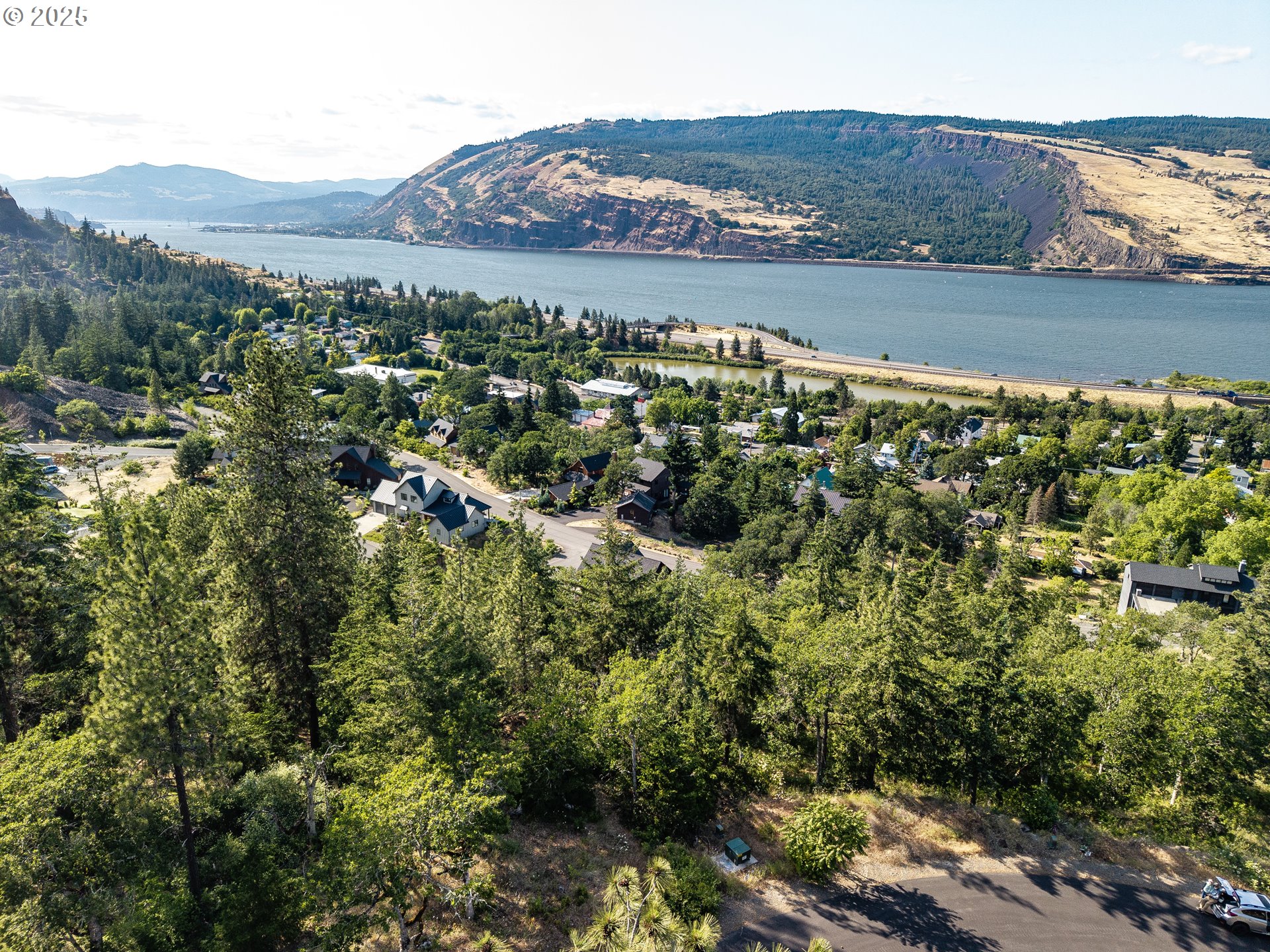 Coyote CT, Mosier, OR 97040