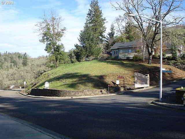 1710 REAGAN DR, Roseburg, OR 97470