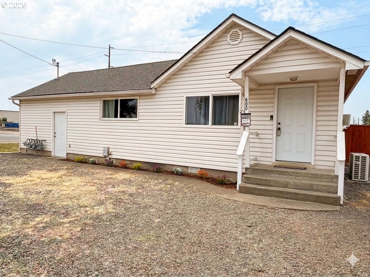 680 5TH ST, Harrisburg, OR 97446