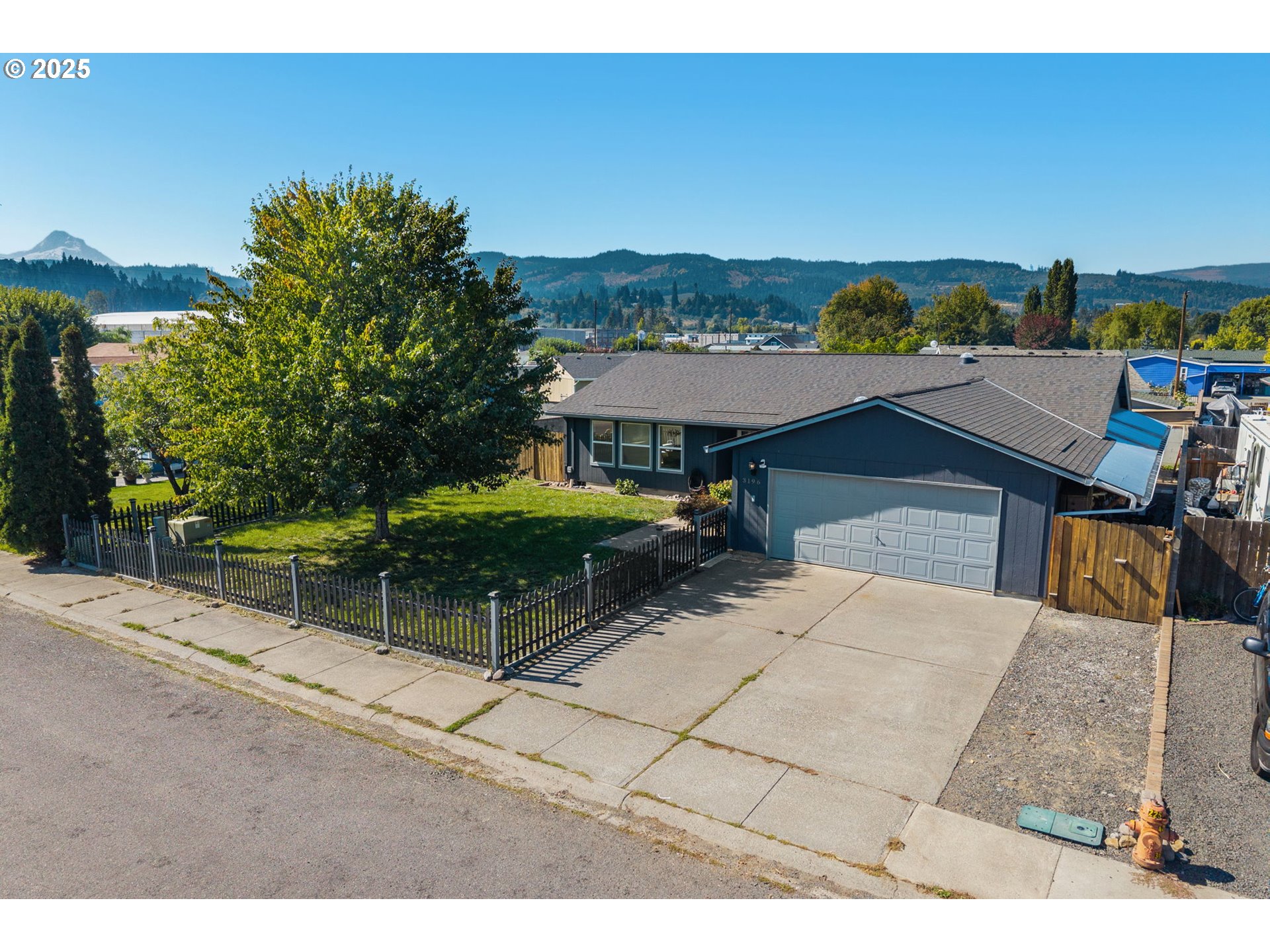 3196 MIDWAY RD, HoodRiver, OR 97031