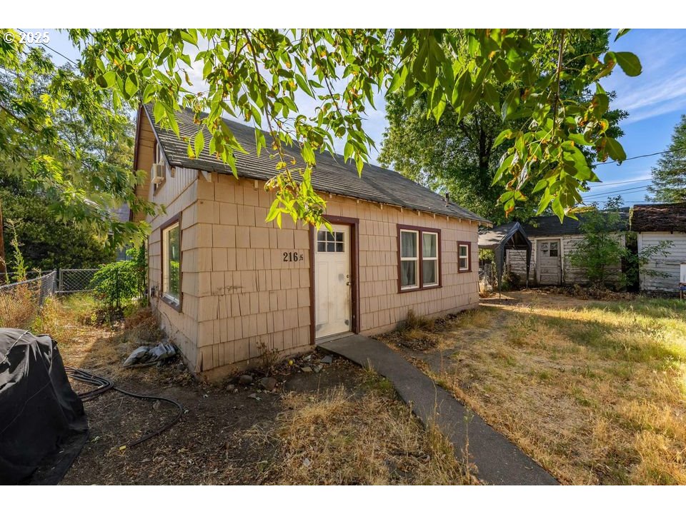 214 PEACH ST, Medford, OR 97501