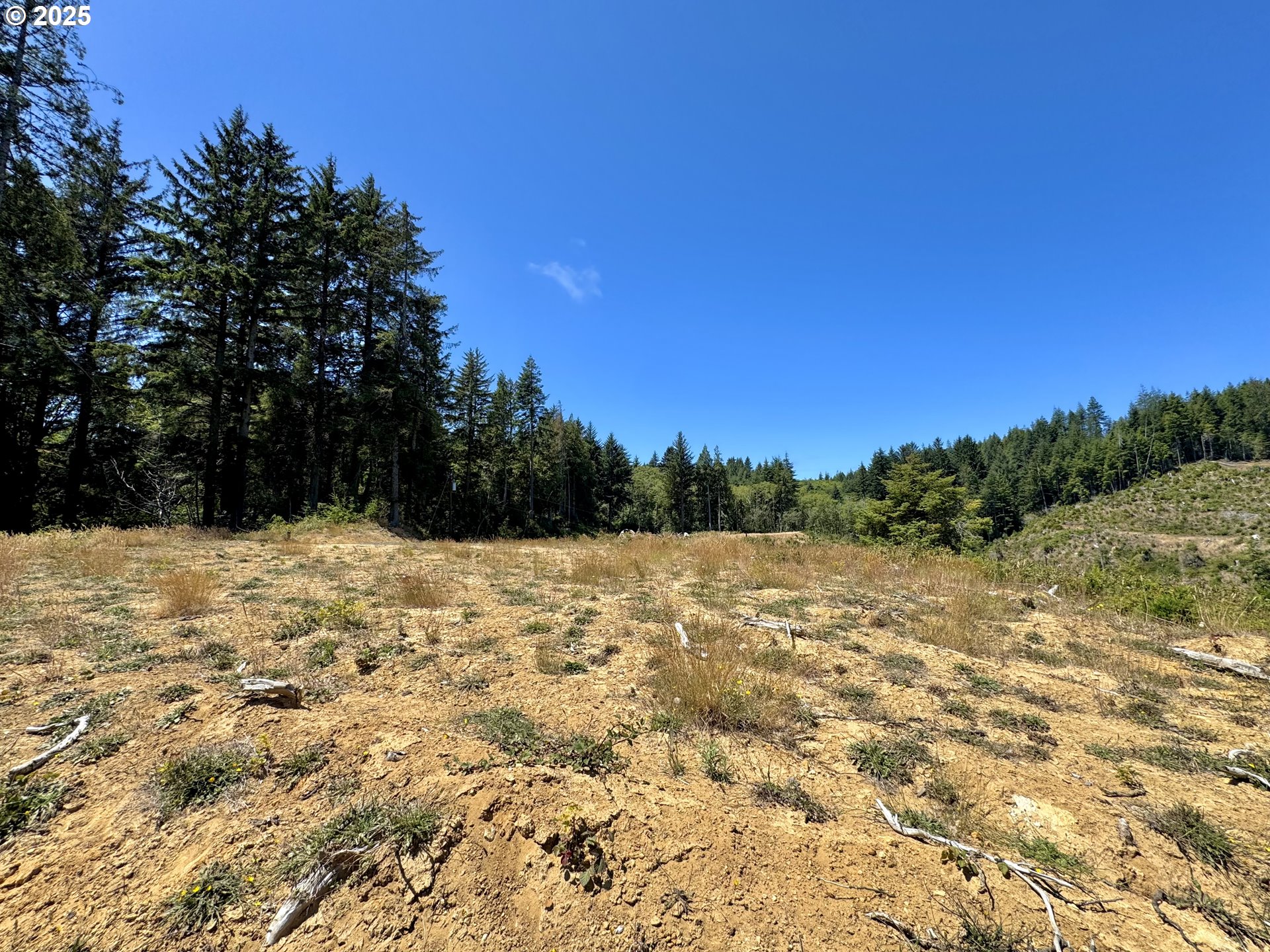 000 Trail LN, CoosBay, OR 97420