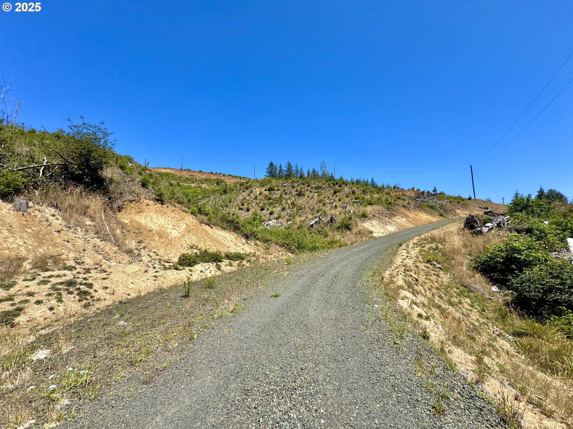000 Trail LN, CoosBay, OR 97420