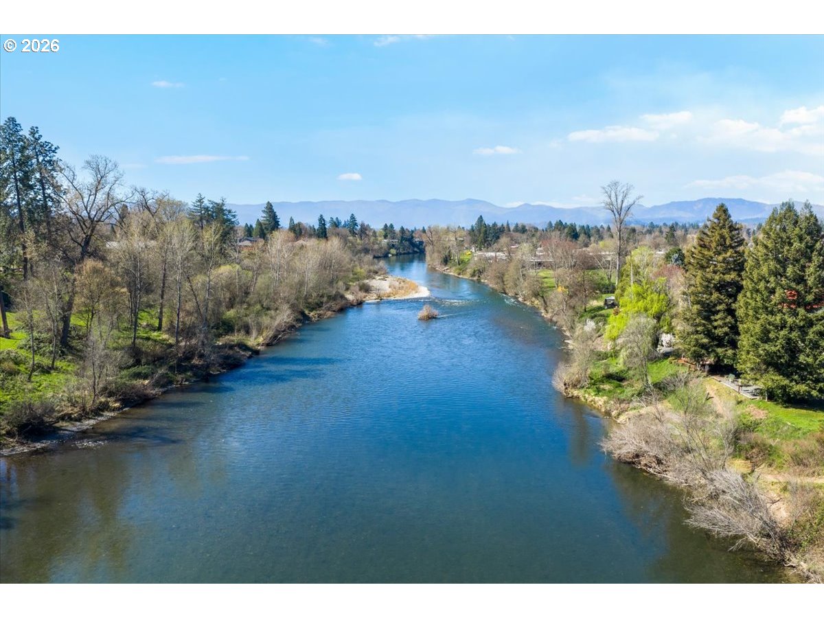 1300 DAISY LN, GrantsPass, OR 97527