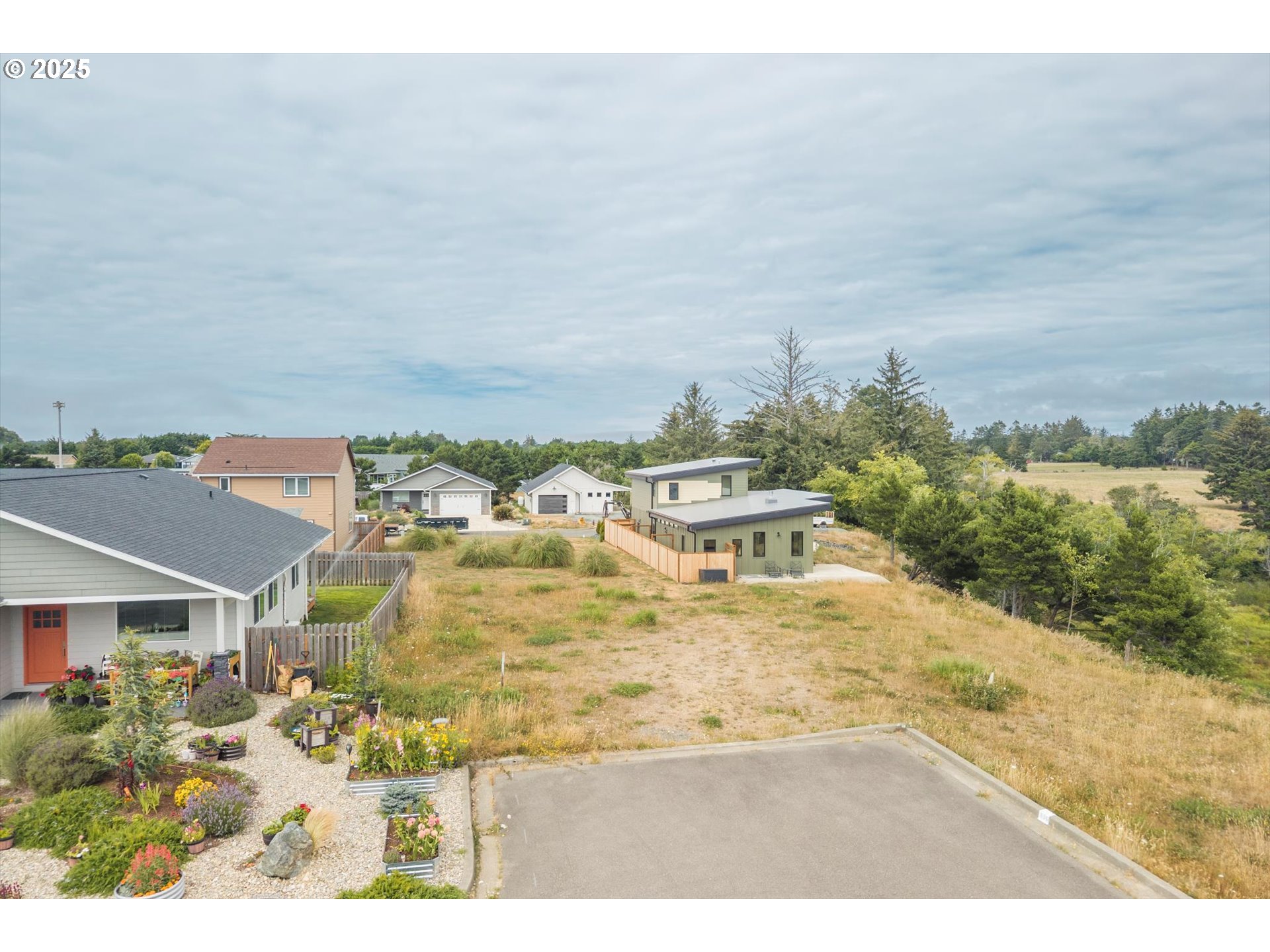 636 SEACREST DR, Bandon, OR 97411