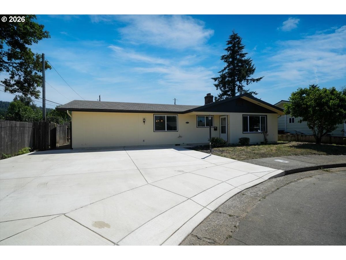 1081 JACKSON AVE, CottageGrove, OR 97424