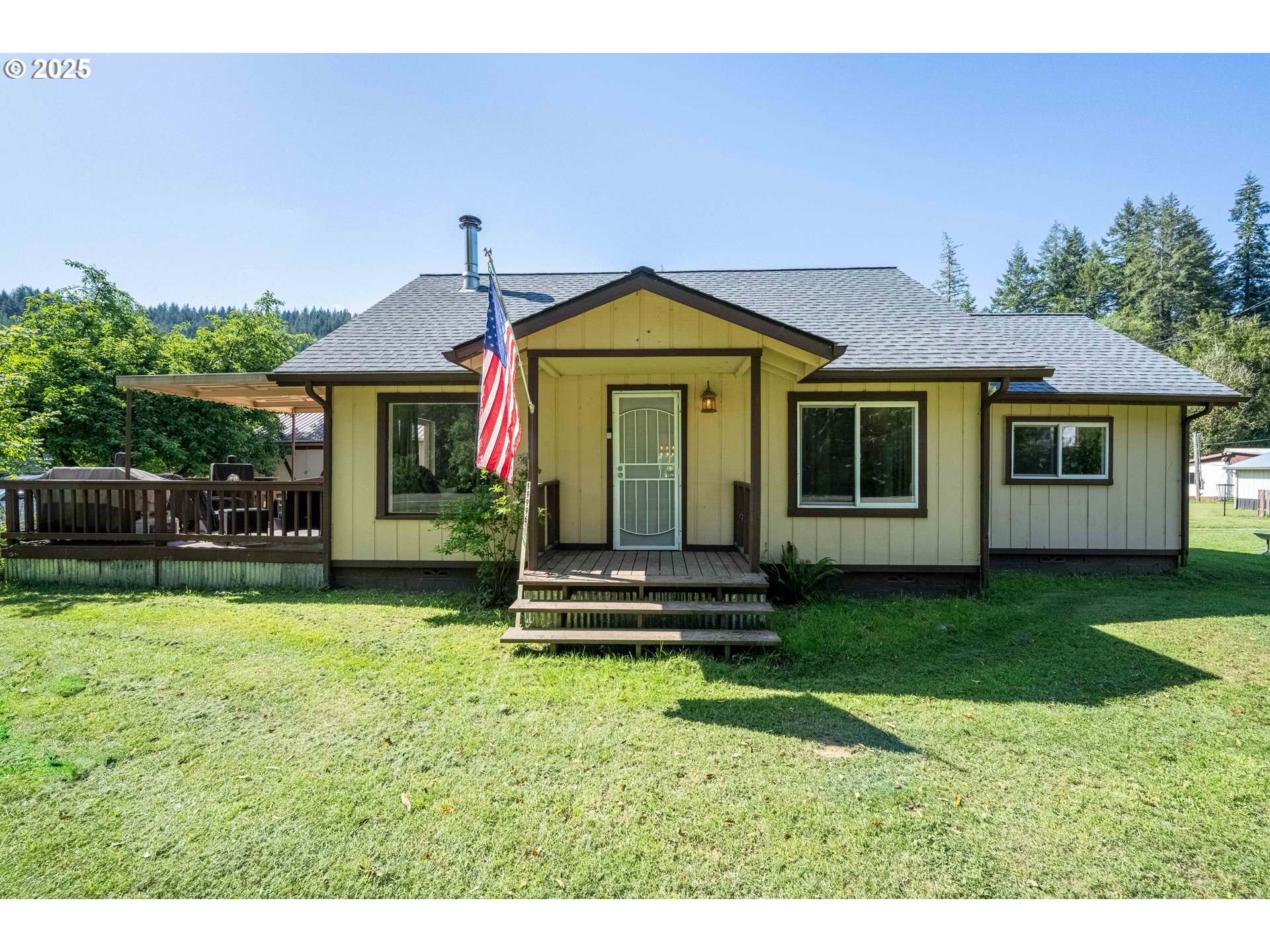 99996 LONE PINE LN, MyrtlePoint, OR 97458
