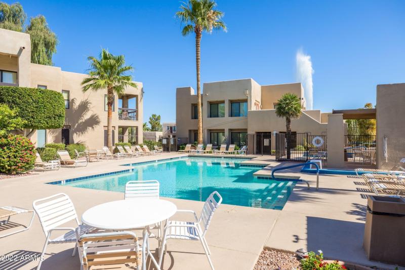 pool with Fountain view