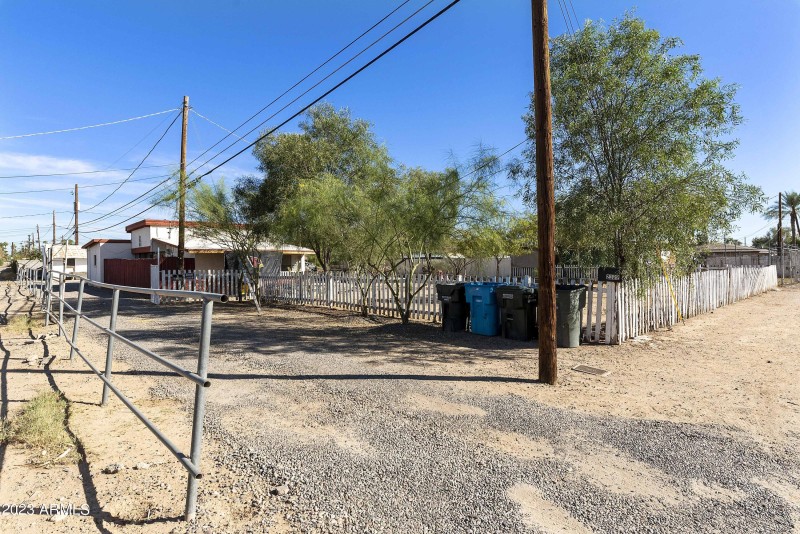 2122 W Colter