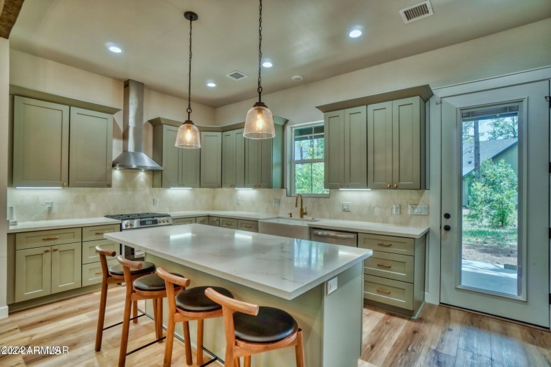 Gold Vein White Quartz Countertops