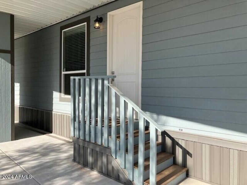 SHR59 Outside Front steps and door