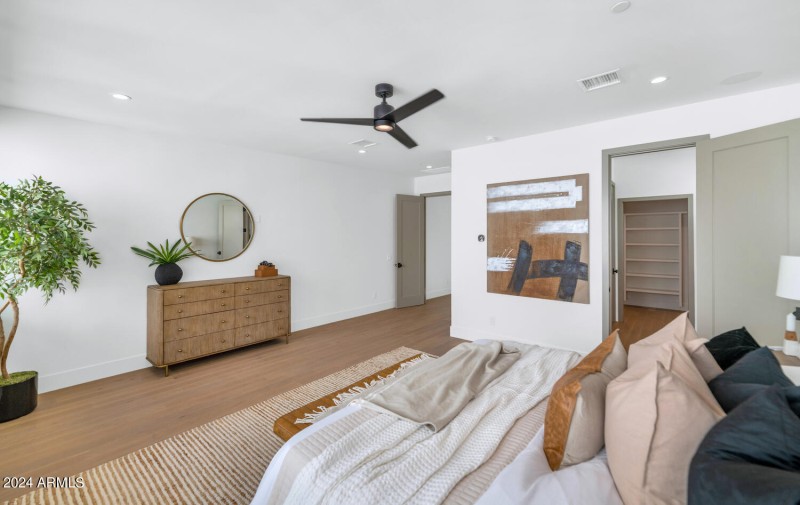 6912 E 2nd St-large-016-008-TOD3656-1500