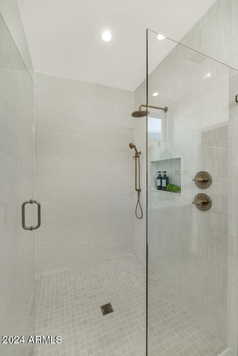 6912 E 2nd St-large-018-021-TOD3658-667x