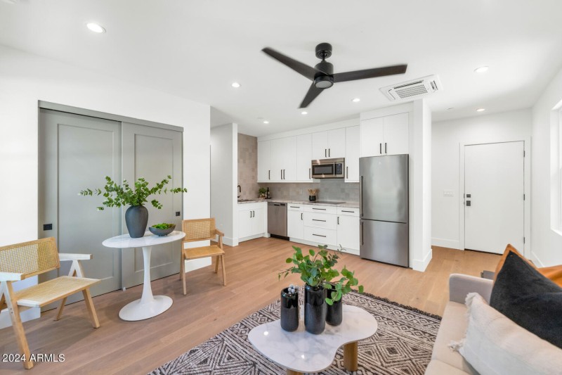 6912 E 2nd St-large-031-016-TOD3678-1500