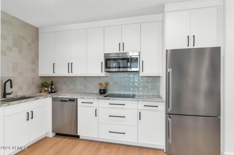 6912 E 2nd St-large-032-024-TOD3679-1500