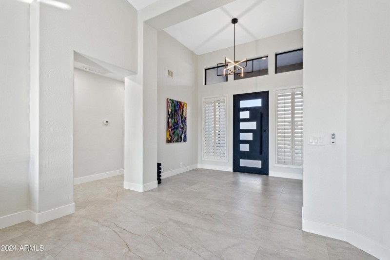 Bright & Spacious Entryway