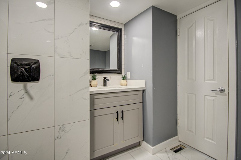 Bathroom 2-pic 2