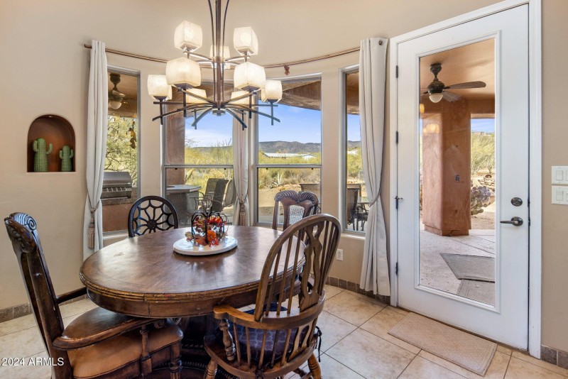 : Dining with Mountain Backdrop