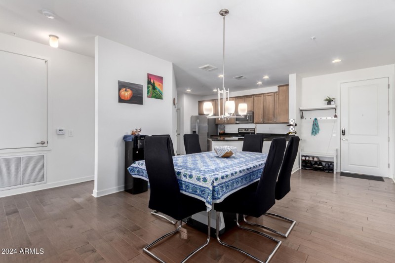 Eat-in Kitchen