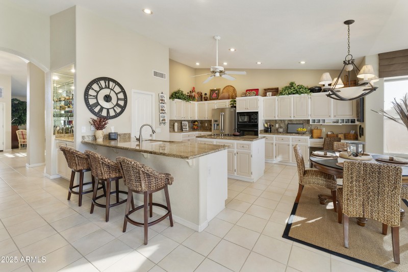 Kitchen with breakfast bar