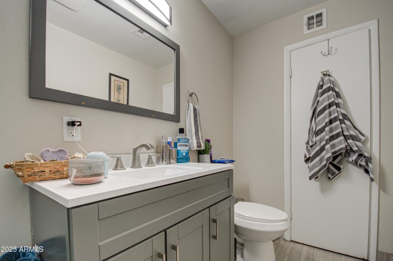 Bathroom 2-pic 2