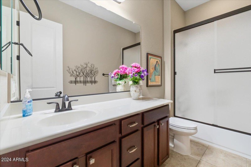 29 Hall bath