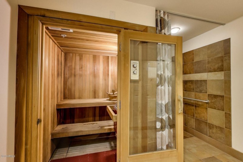 Dry Spa Locker Room